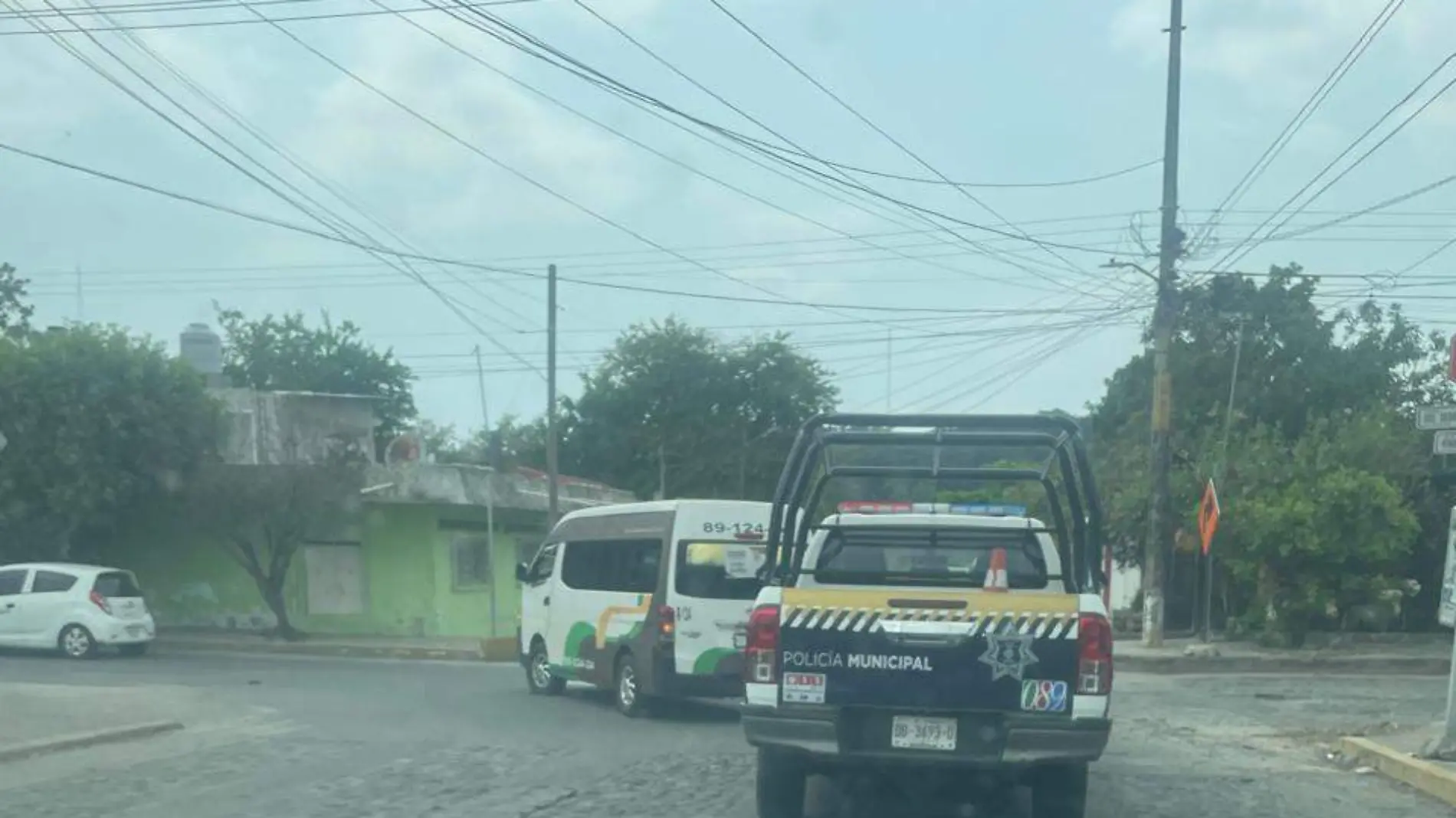 patrulla de policias y colectivo